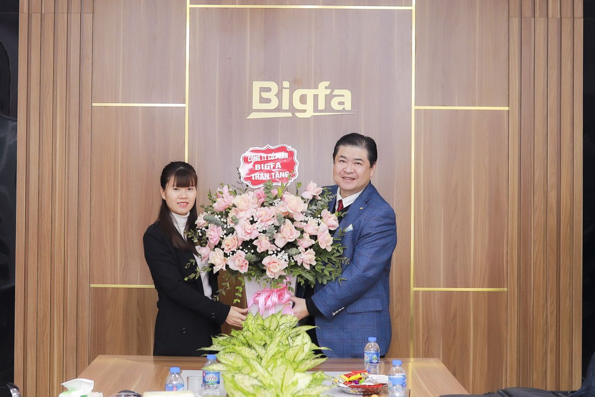 Bà Phùng Thị Ngân trao tặng hoa đến ông Hisao Nakajima - Chủ tịch & Giám đốc điều hành công ty SYN Japan Co. Ltd Nhật Bản
