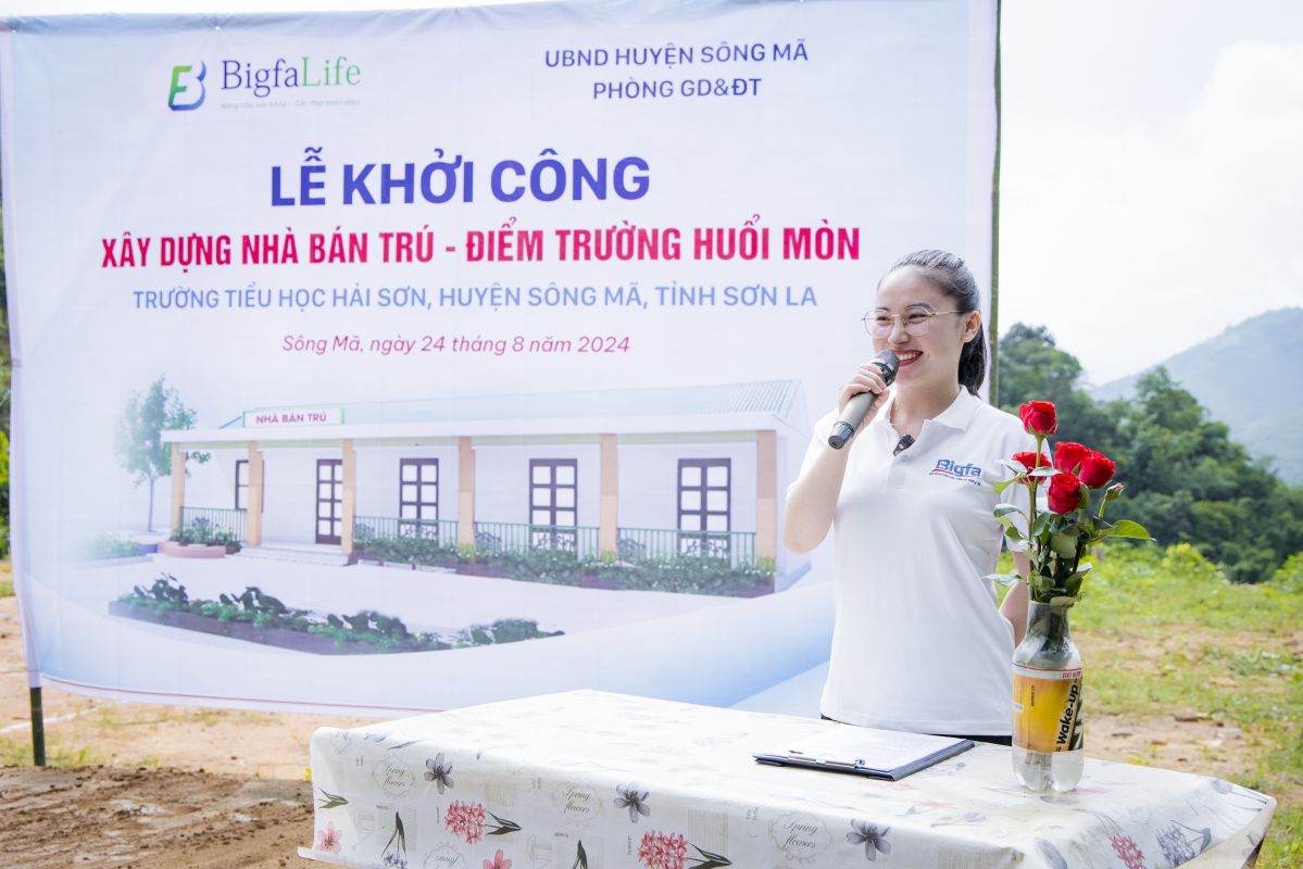 Bà Nguyễn Thị Tâm phát biểu tại buổi lễ khởi công xây dựng điểm trường